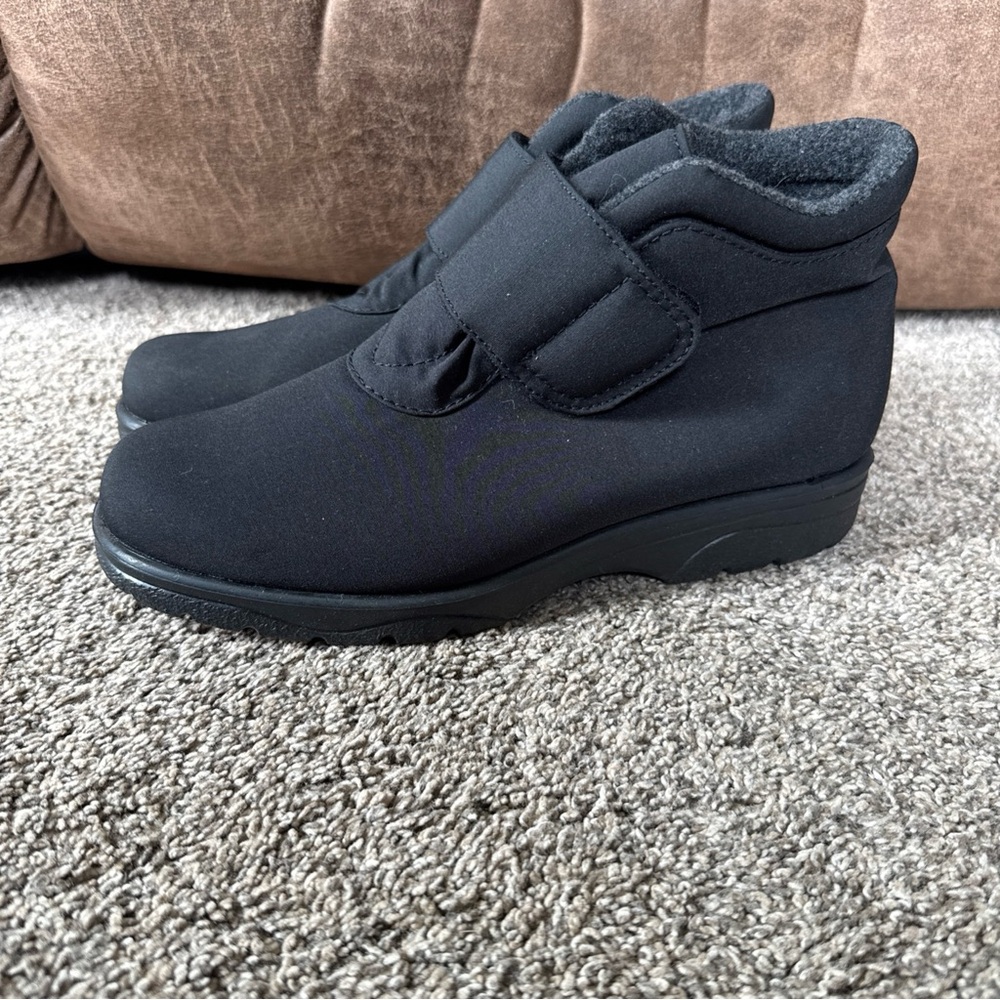 Women’s NWT SIZE 9.5 Toe Warmers Black Ankle Boots